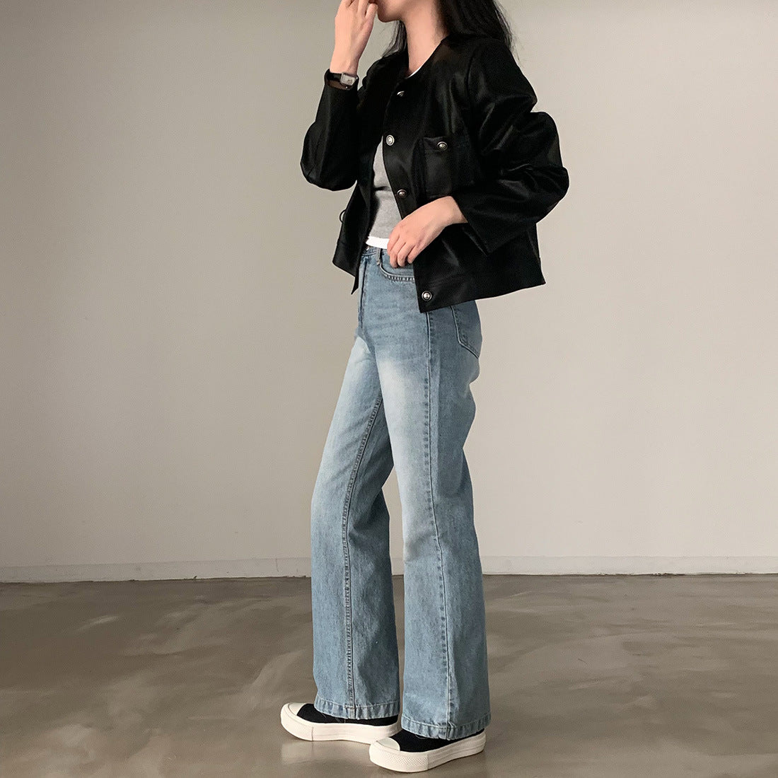 コンパクトな美シルエットが魅力のノーカラーレザージャケット