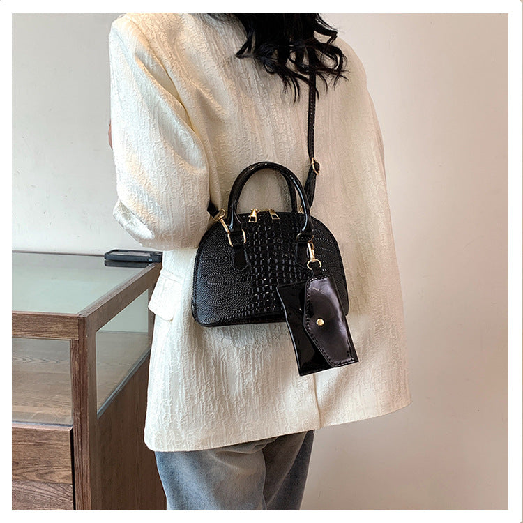 クロコダイル型押しレトロシェルバッグ