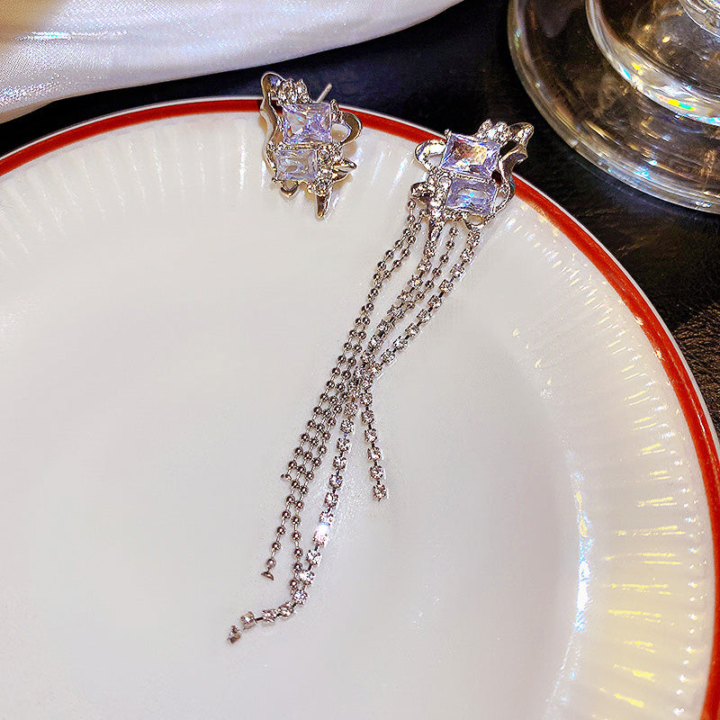 ユニーク非対称タッセル スタッドイヤリング