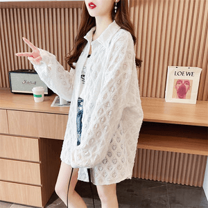 透かし柄シアー白シャツ画像_斜め前